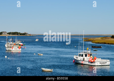 Deux bateaux de pêche commerciale 2 amarré dans le port de Chatham, Cape Cod, MA, USA Banque D'Images