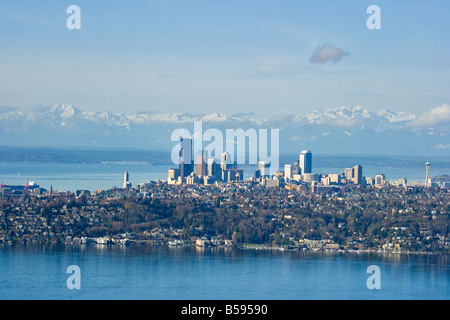 Photo aérienne de Seattle, WA USA montagnes olympiques Banque D'Images