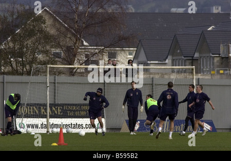 Scandale d'espionnage d'entraînement de football Ecosse session Novembre 2007 possible le football italien spy regarder en avant de la formation de l'Écosse l'Écosse contre l'Italie à l'homme match retour des lunettes noires un homme vu espionnage sur la porte fermée de l'Écosse à Dumbarton camp de formation avant le match crucial contre l'Italie l'homme tentait de cacher son visage et a été révélé plus tard d'être d'Italie de football d'Ecosse les préparatifs pour le Crunch match avec l'Italie à l'Hampden stadium ont été secouée par un scandale d'espionnage sensationnelle patron de l'équipe Alex McLeish a dû interrompre une session de formation à huis clos lorsqu'il a aperçu un Banque D'Images