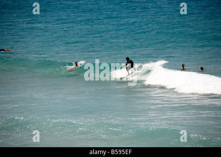 Surfer sur le cylindre beach sur l'Île Stradbroke-nord Queensland QLD Australie Banque D'Images