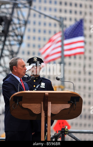 La police d'un membre de la garde d'honneur salue le maire Bloomberg NYC au cours de la 7e édition de la cérémonie de souvenir du 11 septembre. Banque D'Images