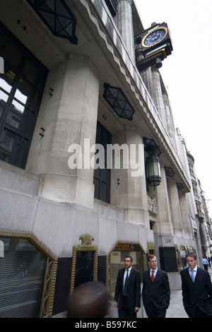 Bureaux de Goldman Sachs Merchant Bank ancien Daily Express avec les travailleurs de rue de la flotte de la ville de London EC4 Banque D'Images