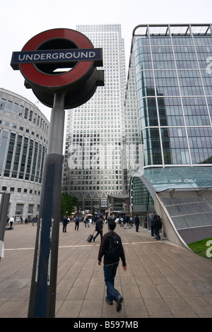 One Canada Square Tower immeuble de bureaux de la station de métro de Canary Wharf et de travailleurs signe marche sur une journée grise dans Dockands Banque D'Images