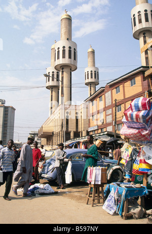 Mosquée et les gens dans un marché au centre-ville de Lagos Nigeria Afrique Banque D'Images
