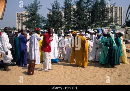 Adorant les chrétiens sur le sable sur la plage de Lagos Nigeria Afrique Banque D'Images