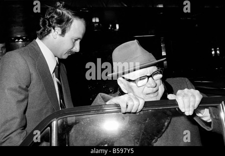 Sir Charles Chaplin. Le mardi plain Charlie Chaplin devient Sir Charles Chaplin. Il a passé aujourd'hui (lundi 3 février)) est très silencieux. Il a essayé son palais tenue sur le matin - pas de photographes par demande - et visité des amis dans l'après-midi. Charlie Chaplin et sa femme Oona quitter l'Hôtel Savoy cet après-midi pour visiter des amis. Mars 1975 75-01226-001 Banque D'Images