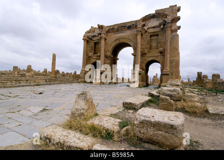 L'arc de Trajan, vestiges romains, Timgad, UNESCO World Heritage Site, Algérie, Afrique du Nord, Afrique Banque D'Images