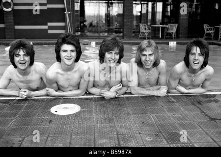 Le Bay City Rollers célébrer leurs succès dans les charts avec une courte trempette dans la piscine. Les rouleaux sont pop/rock band écossais.. Leur Banque D'Images