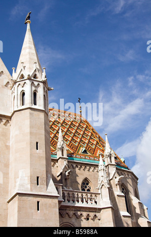 Détail du toit de tuiles, de l'Église Matyas, Colline du Château de Buda, la vieille ville, Budapest, Hongrie Banque D'Images