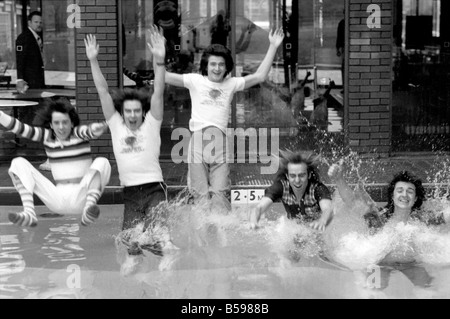 Le Bay City Rollers célébrer leurs succès dans les charts avec une courte trempette dans la piscine. Les rouleaux sont pop/rock band écossais.. Leur Banque D'Images