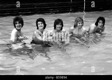 Le Bay City Rollers célébrer leurs succès dans les charts avec une courte trempette dans la piscine. Les rouleaux sont pop/rock band écossais.. Leur Banque D'Images