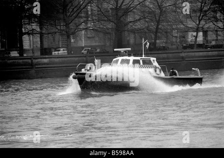 London Fire Brigade pris livraison du nouveau bateau-pompe 'Fire' Swift. Premier ajout permanent à la brigade de la rivière depuis 1961 Banque D'Images