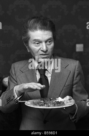 Critique gastronomique Egan Ronay vu ici à l'accueil de la Daily Mirror Sonia Allison Cook . Mars 1975 75-01420-013 Banque D'Images