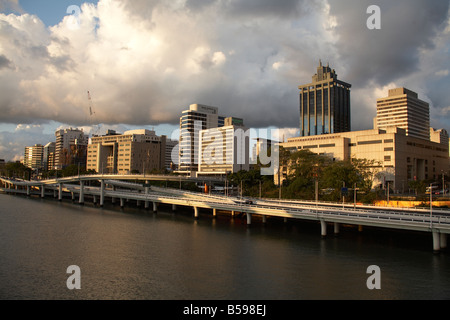 Centre-ville Quartier des affaires, des bâtiments au bord de la rivière au-delà de l'horizon dans la lumière du soir à Brisbane Queensland QLD Australie Banque D'Images