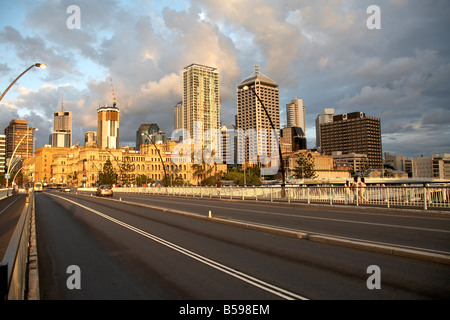 Centre-ville Quartier des affaires waterfront skyline bâtiments pont Victoria de lumière du soir à Brisbane Queensland QLD Australie Banque D'Images