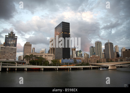 Centre-ville Quartier des affaires, des bâtiments au bord de la rivière au-delà de l'horizon dans la lumière du soir à Brisbane Queensland QLD Australie Banque D'Images