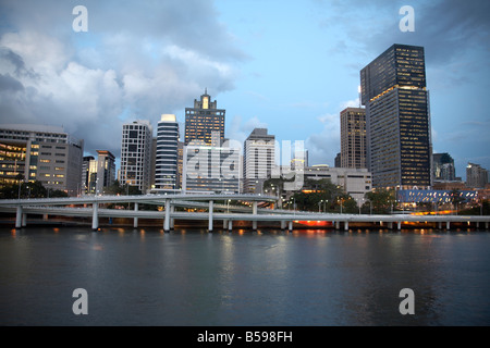 Centre-ville Quartier des affaires, des bâtiments au bord de la rivière au-delà de l'horizon dans la lumière du soir à Brisbane Queensland QLD Australie Banque D'Images