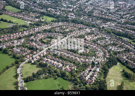 Vue aérienne nord-est de l'habitat pavillonnaire estate Lullington Garth Cissbury Ring nord et sud Woodside Park arbres London N12 Banque D'Images