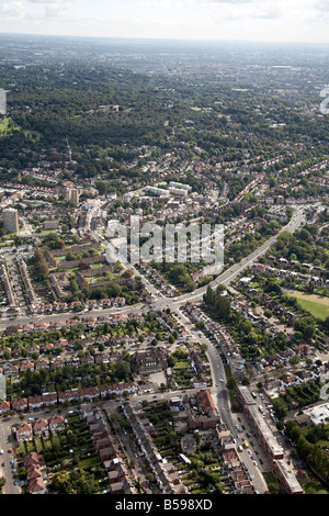 Vue aérienne de la banlieue sud-est de l'arbres maisons terrain de sport Hendon Way Crickewood Lane Hampstead Heath Londres NW2 SW3 UK Banque D'Images