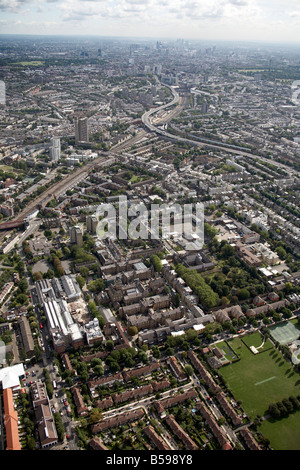 Vue aérienne sud-est de l'A40 M Westway ligne de chemin de fer de l'Hôpital St Charles terrain de sport maisons de banlieue North Kensington Londres Banque D'Images