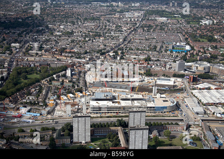 Vue aérienne au sud-ouest de Westfield Ville Blanche Chantier BBC Television Centre maisons de banlieue de tours Londres W11 W Banque D'Images