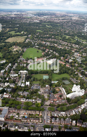 Vue aérienne de West Hampstead Heath Highgate School jeu terrain de sport maisons de banlieue de tours London N6 Angleterre U Banque D'Images