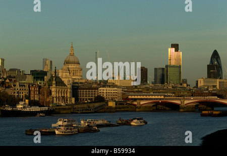 La ville de London Waterloo Bridge vu de paysage Banque D'Images