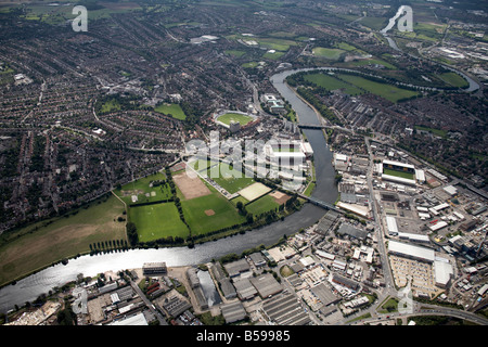 Vue aérienne au sud-ouest de la rivière Trent Bridge Nottingham Forest City Stade de Football Terrain Notts County County Cricket Grou Banque D'Images