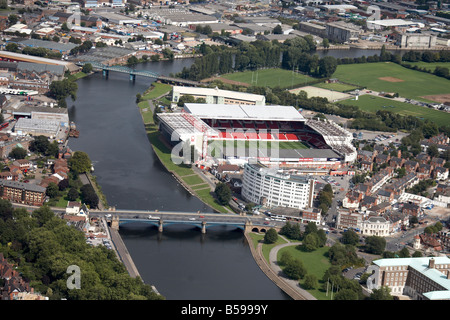 Vue aérienne au nord-est de la forêt de Nottingham City Stade de Football Terrain de sport Radcliffe Road River ponts Trent NG2 Angleterre U Banque D'Images