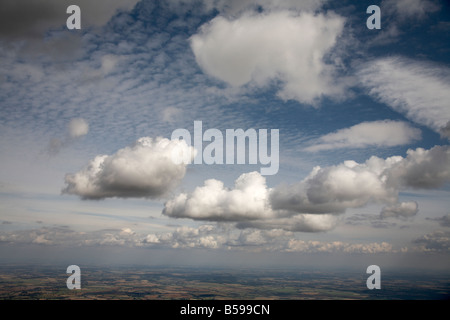 Résumé Vue aérienne nord-est de nuages contre ciel bleu et gris Leicestershire Angleterre Royaume-uni oblique de haut niveau Banque D'Images