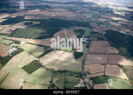 Résumé Vue aérienne au nord d'un ancien aérodrome de la RAF champs pays Grafton Underwood Northamptonshire Angleterre UK obl de haut niveau Banque D'Images