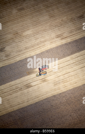 Résumé Vue aérienne nord-est de tracteurs dans les champs Pays England UK Bedfordshire oblique de haut niveau Banque D'Images