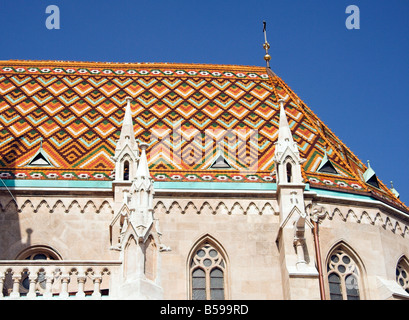 Détail du toit de tuiles, de l'Église Matyas, Colline du Château de Buda, la vieille ville, Budapest, Hongrie Banque D'Images