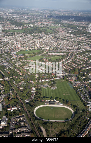Vue aérienne nord-est de l'Herne Hill Velodrome terrains de sport maisons de banlieue de la ligne de chemin de fer 76200 Village London SE21 SE22 UK Banque D'Images