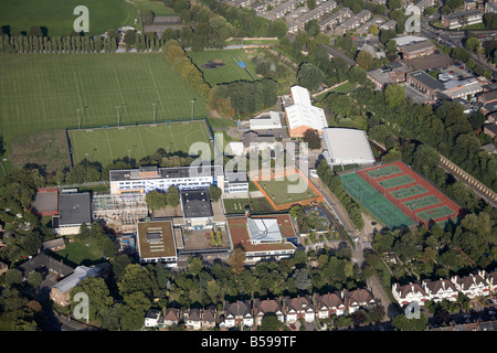Vue aérienne au nord-est de 76200 High School les terrains de jeu de football tennis maisons de banlieue London SE22 England UK Banque D'Images