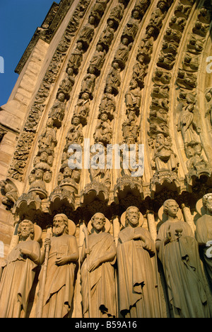 Sculptures représentant porte bénis et les Anges, de Notre Dame, Paris, France, Europe Banque D'Images