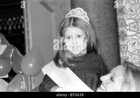 Enfants : : Compétitions : Tiny Tots la queue pour "mini-Miss Royaume-uni' Title : Dix petites filles de différentes parties du pays et âgés entre quatre et six ans sont aujourd'hui en compétition pour le titre de Mini-Miss France 1980. Banque D'Images