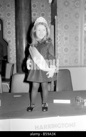 Enfants : : Compétitions : Tiny Tots la queue pour "mini-Miss Royaume-uni' Title : Dix petites filles de différentes parties du pays et âgés entre quatre et six ans sont aujourd'hui en compétition pour le titre de Mini-Miss France 1980. Banque D'Images