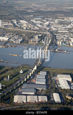 Vue aérienne au nord-est de Tamise La reine Elizabeth II Pierre Pont Entrepôts marais profond Purfleet Wharf Londres DA1 RM16 UK Banque D'Images