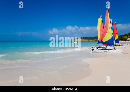 Dickenson Bay Beach, la plus grande et la plus célèbre plage de Antigua, les îles sous le vent, Antilles, Caraïbes, Amérique Centrale Banque D'Images