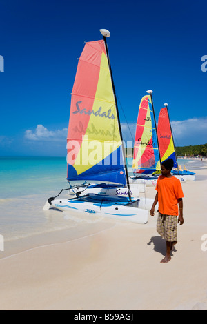 Dickenson Bay Beach, la plus grande et la plus célèbre plage de Antigua, les îles sous le vent, Antilles, Caraïbes, Amérique Centrale Banque D'Images