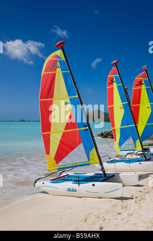 Voiliers colorés sur Jolly Beach, Antigua, Iles sous le vent, Antilles, Caraïbes, Amérique Centrale Banque D'Images