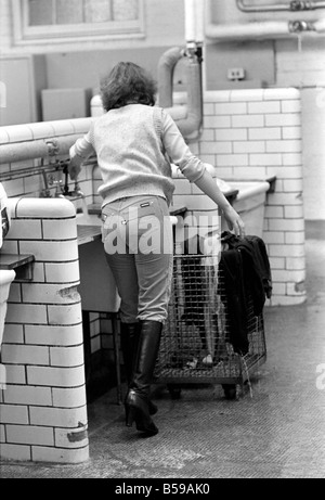 Glasgow Steamies. Général des scènes de femmes faisant la lessive dans un steamies dans la région de Gorbals à Glasgow. Juin 1981 Banque D'Images