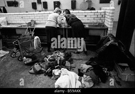 Glasgow Steamies. Général des scènes de femmes faisant la lessive dans un steamies dans la région de Gorbals à Glasgow. Juin 1981 Banque D'Images