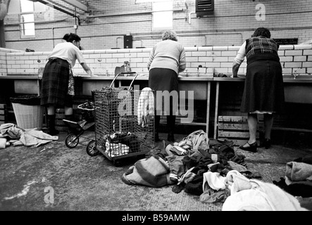 Glasgow Steamies. Général des scènes de femmes faisant la lessive dans un steamies dans la région de Gorbals à Glasgow. Juin 1981 Banque D'Images