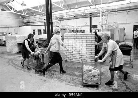 Glasgow Steamies. Général des scènes de femmes faisant la lessive dans un steamies dans la région de Gorbals à Glasgow. Juin 1981 Banque D'Images