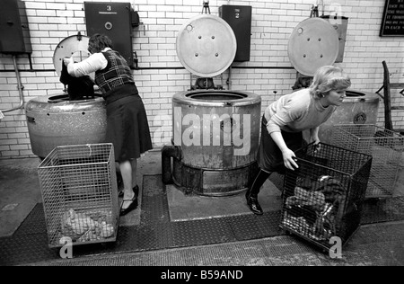 Glasgow Steamies. Général des scènes de femmes faisant la lessive dans un steamies dans la région de Gorbals à Glasgow. Juin 1981 Banque D'Images