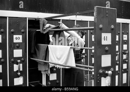 Glasgow Steamies. Général des scènes de femmes faisant la lessive dans un steamies dans la région de Gorbals à Glasgow. Juin 1981 Banque D'Images