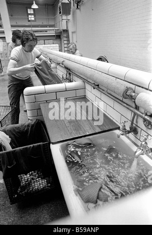 Glasgow Steamies. Général des scènes de femmes faisant la lessive dans un steamies dans la région de Gorbals à Glasgow. Juin 1981 Banque D'Images