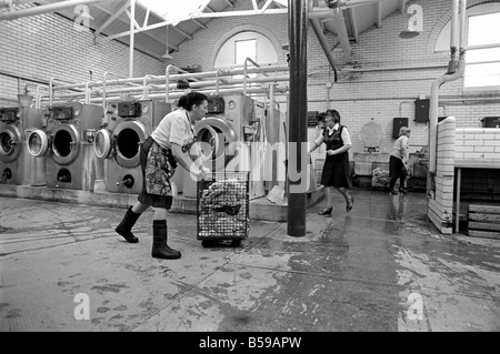 Glasgow Steamies. Général des scènes de femmes faisant la lessive dans un steamies dans la région de Gorbals à Glasgow. Juin 1981 Banque D'Images